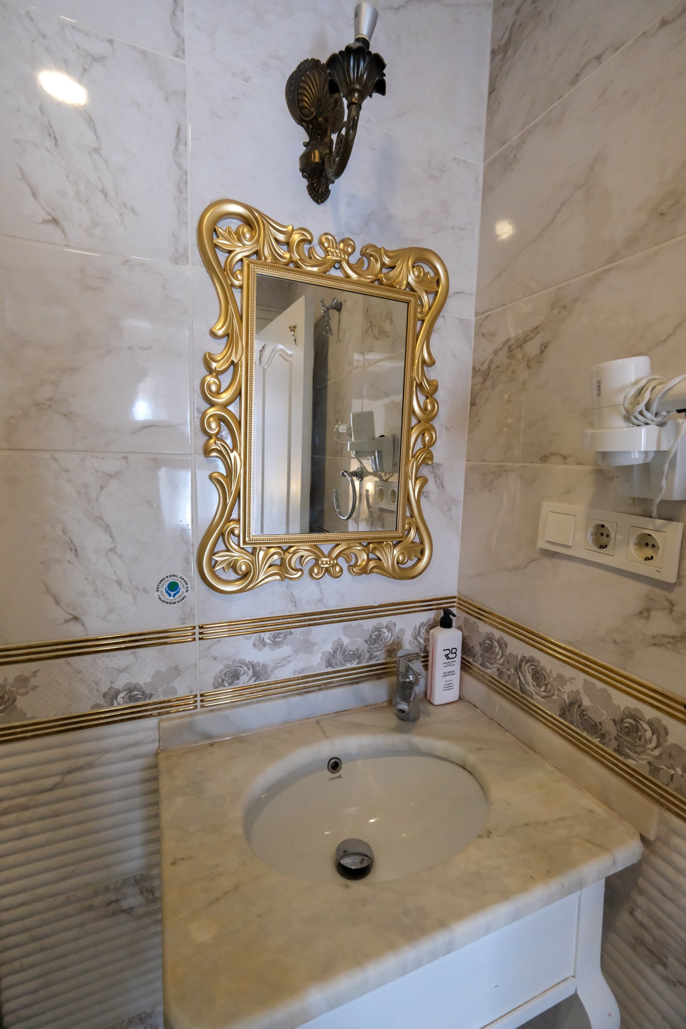 Aynalı lavabo detayı